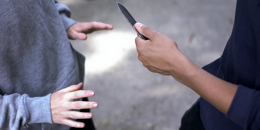 Πτολεμαΐδα: Ανήλικος λήστευε μίνι μάρκετ απειλώντας με μπαλτά και μαχαίρι