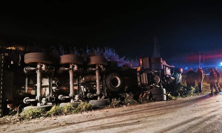 Άρτα: Ανατροπή φορτηγού στην Ιονία Οδό – Εγκλωβίστηκε ο οδηγός