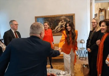 Κίμπερλι Γκίλφοϊλ: 8 διπλωμάτες, ένας στόχος
