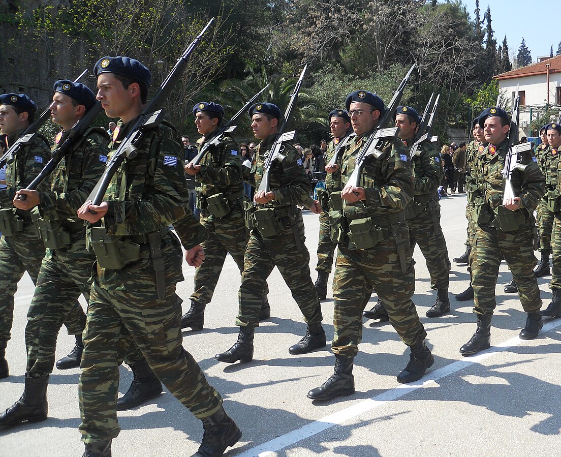 Υποχρεωτική στράτευση στα 25 για τους φοιτητές: «Κόφτης» στις αναβολές, έξαλλοι οι σπουδαστές Ιατρικής