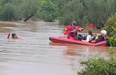 Σε απόγνωση οικογένεια στο Γύθειο: Απεγκλωβισμός με βάρκα λόγω της κακοκαιρίας Byron