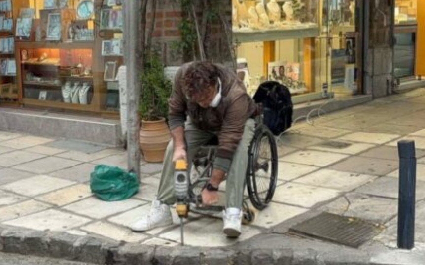 Απίστευτο στη Θεσσαλονίκη: Πολίτης με αναπηρία αναγκάστηκε να φτιάξει ο ίδιος ράμπα