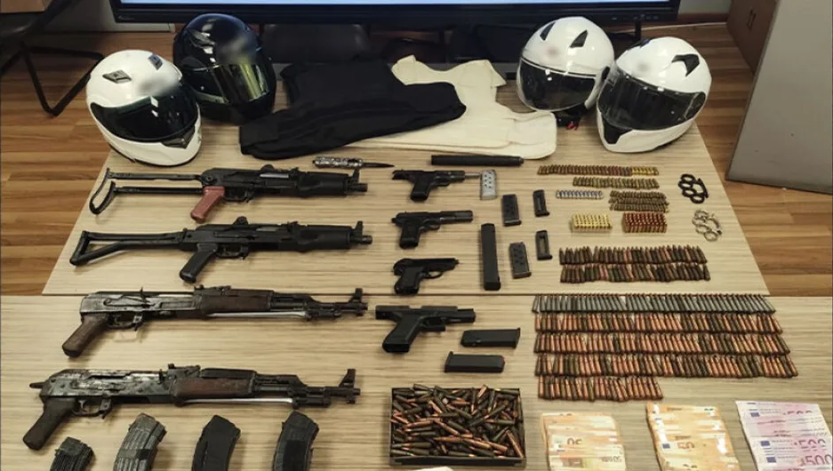 Greek Mafia: Η ΕΛ.ΑΣ. ξετρύπωσε οπλοστάσιο-φρούριο στην Καλλιθέα | Καλάσνικοφ, κοκαΐνη και GPS–tracker