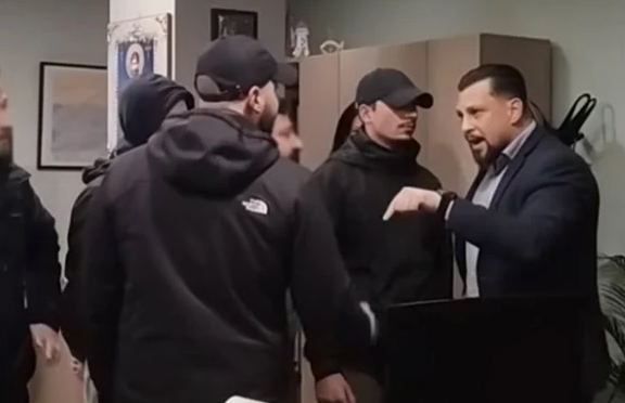 Ένταση στο Δημαρχείο Ηλιούπολης: Μέλη του Ρουβίκωνα εισέβαλαν στο γραφείο του Δημάρχου