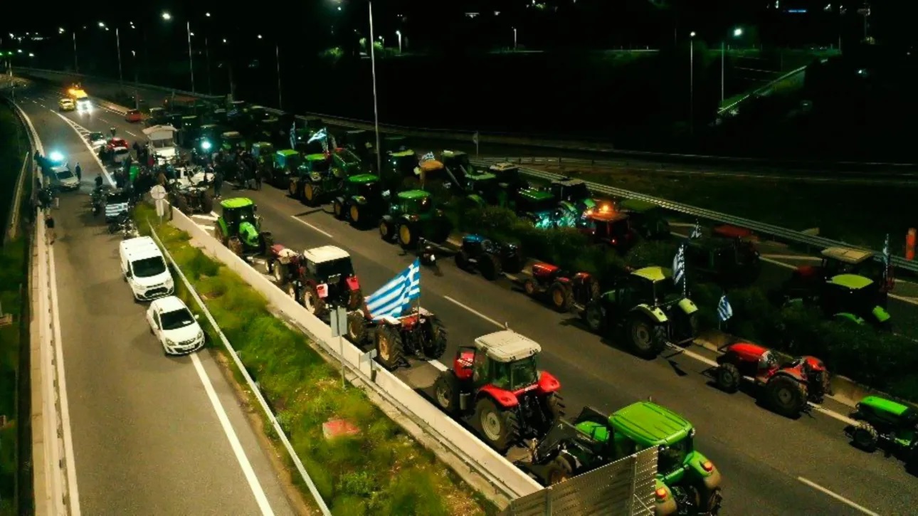 Παραμονή Πρωτοχρονιάς με μπλόκα: Οι αγρότες παραμένουν στους δρόμους και ζητούν λύσεις