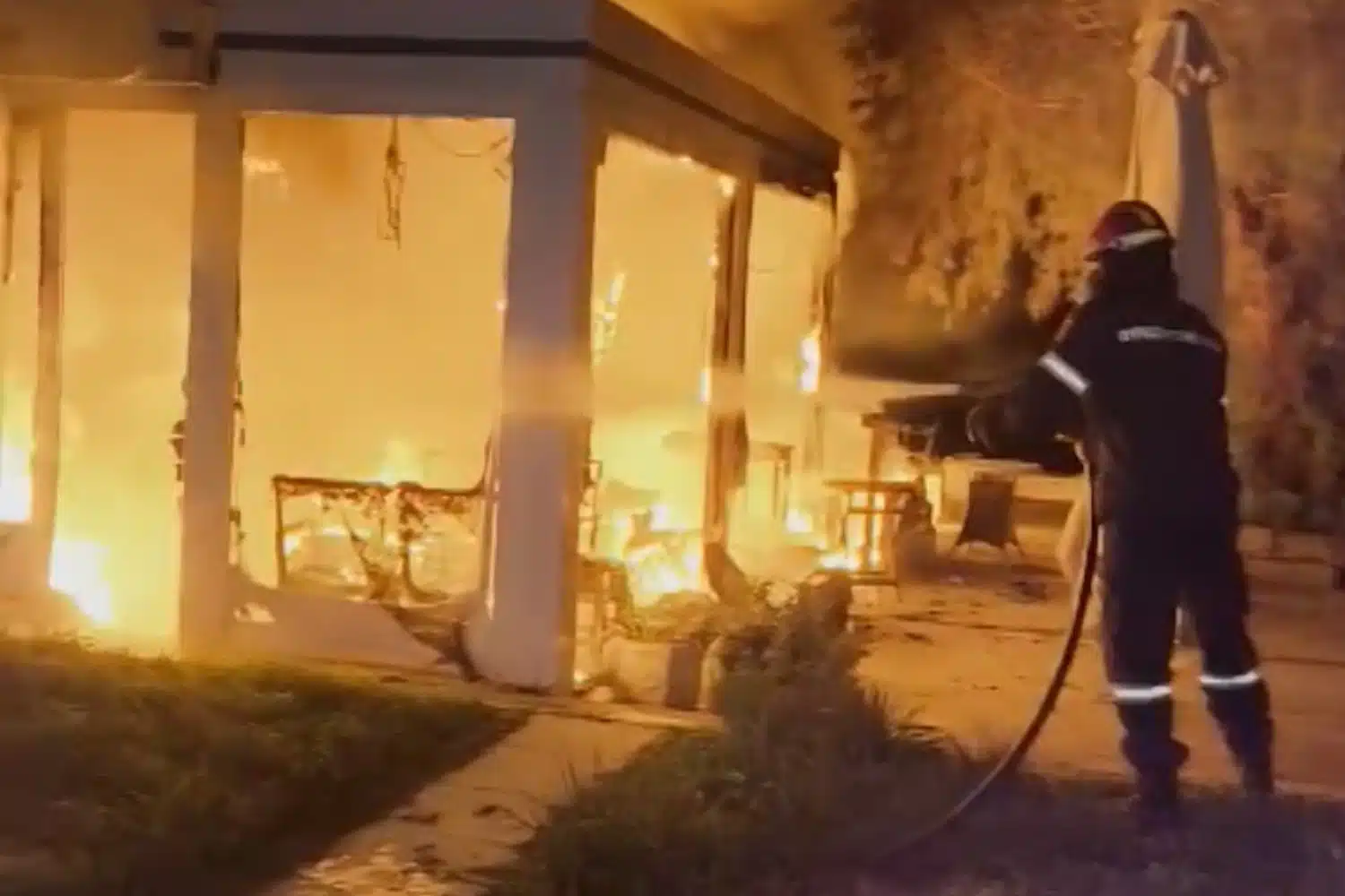 Στις φλόγες καφετέρια μετά από έκρηξη φιάλης υγραερίου