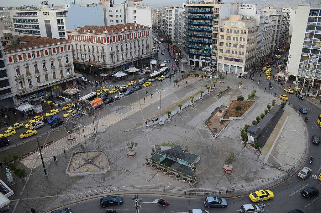 Εισβολή με όπλο σε κατάστημα στην Ομόνοια: Έβγαλε την σύντροφό του έξω με τη βία και κατέληξαν στο τμήμα ενδοοικογενειακής βίας