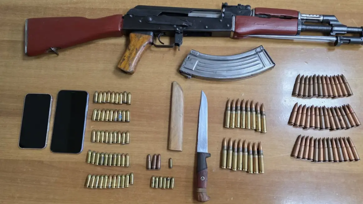 Συνελήφθη 28χρονος στο Ηράκλειο για κατοχή Καλάσνικοφ και πυρομαχικών