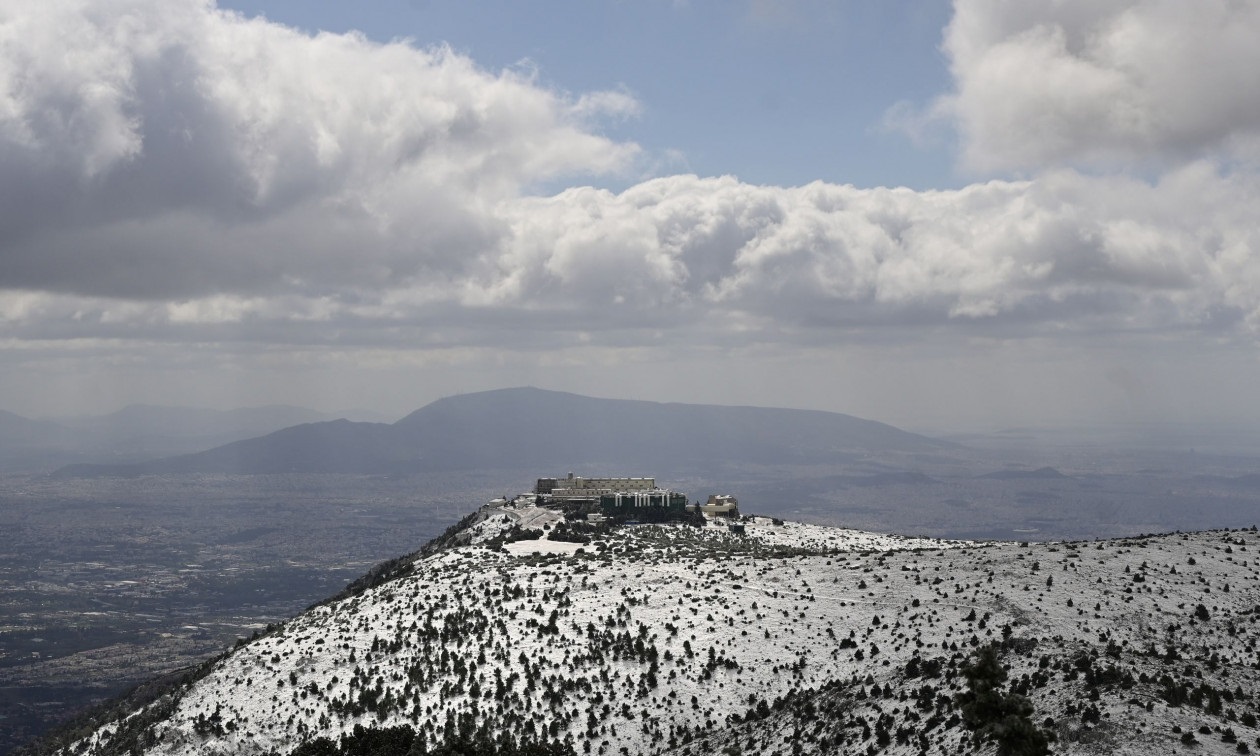 Πάρνηθα: «Διεκόπη» η κυκλοφορία από το καζίνο και πάνω λόγω χιονόπτωσης