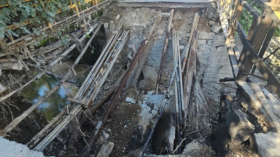 Υπό κατάρρευση η Ελλάδα Μητσοτάκη – Πέφτουν οι γέφυρες και αρπάζουν φωτιά