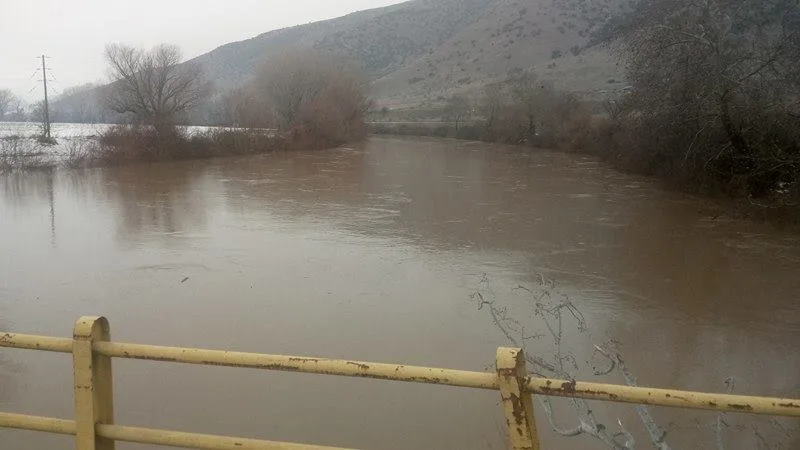 Θεσσαλία σε κόκκινο συναγερμό: Πλημμύρισαν Πηνειός και Ενιπέας, μήνυμα 112 για εκκένωση οικισμών!