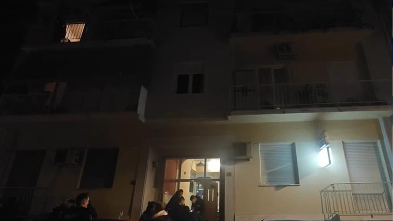 Πυρκαγιά σε πολυκατοικία στα Πατήσια: Μαζική εκκένωση λόγω πυκνού καπνού