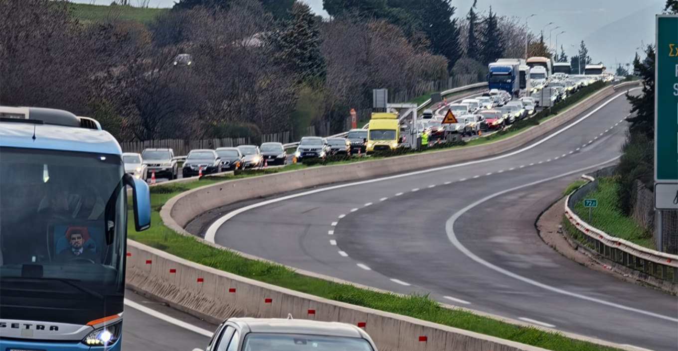 Οδικός «εφιάλτης» τη δεύτερη μέρα εξόδου για τα Χριστούγεννα: Μπλόκα, ουρές και καθυστερήσεις σε Κάστρο, Αντίρριο και Θεσσαλία