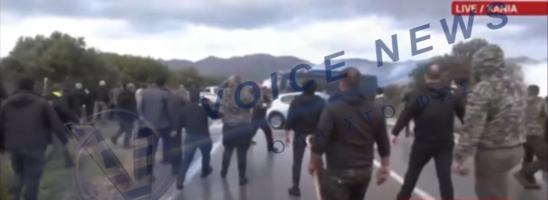 [ΒΙΝΤΕΟ ΣΟΚ] Η ΣΤΙΓΜΗ ΠΟΥ ΟΙ ΑΓΡΟΤΕΣ ΔΙΑΛΥΟΥΝ ΜΕ ΤΙΣ ΚΑΤΣΟΥΝΕΣ ΤΟ ΠΕΡΙΠΟΛΙΚΟ ΤΗΣ ΑΣΤΥΝΟΜΙΑΣ