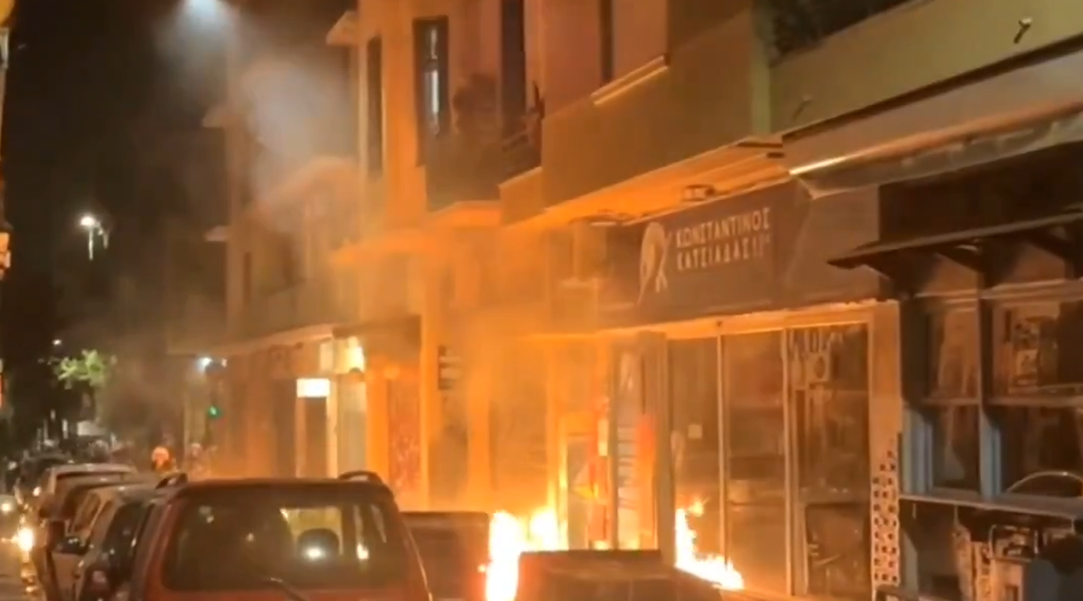 Νύχτα έντασης στα Εξάρχεια: Μολότοφ, φωτιές και επεισόδια με τα ΜΑΤ μετά τα μεσάνυχτα (ΒΙΝΤΕΟ)