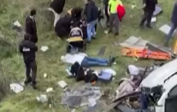 Ακόμη ένα θανατηφόρο τροχαίο με λεωφορείο – Τρεις νεκροί και δέκα τραυματίες!