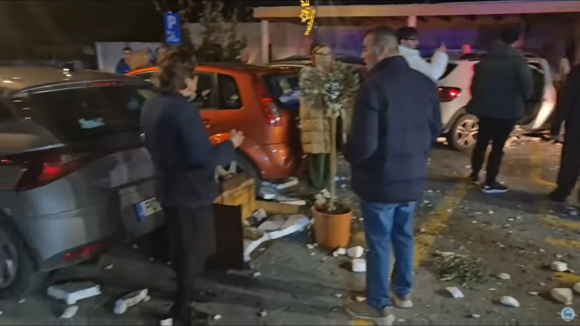 Τροχαίο στην Λίνδο: Όχημα προσέκρουσε σε σταθμευμένα αυτοκίνητα,
