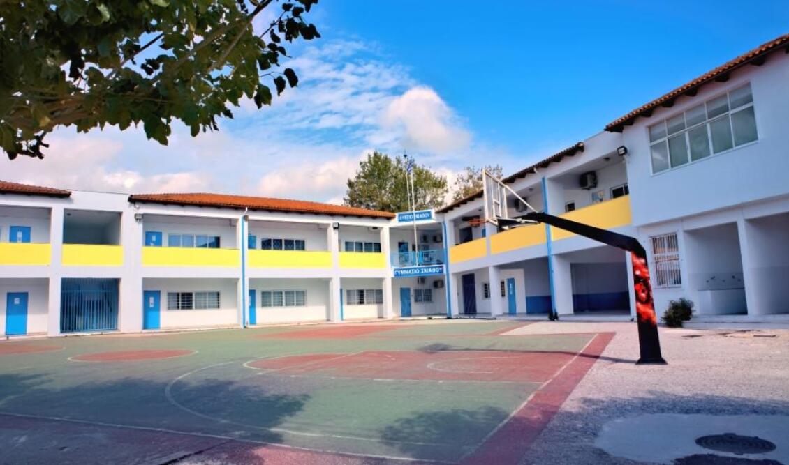 Σάλος στο Αιγάλεω: 52χρονος εντοπίστηκε γυμνός έξω από δημοτικό σχολείο