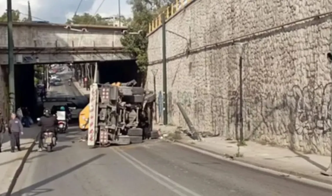 Νέα Φιλαδέλφεια: Τροχαίο με ανατροπή γερανού