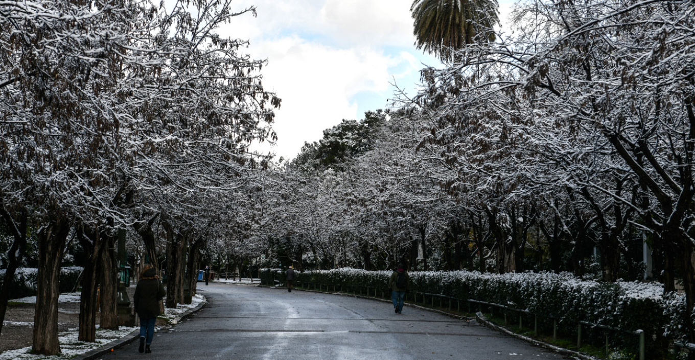 Χειμωνιάτικη Πρωτοχρονιά με δόντια: Κρύο, βοριάδες και «πασπάλες» χιονιού σε πολλές περιοχές