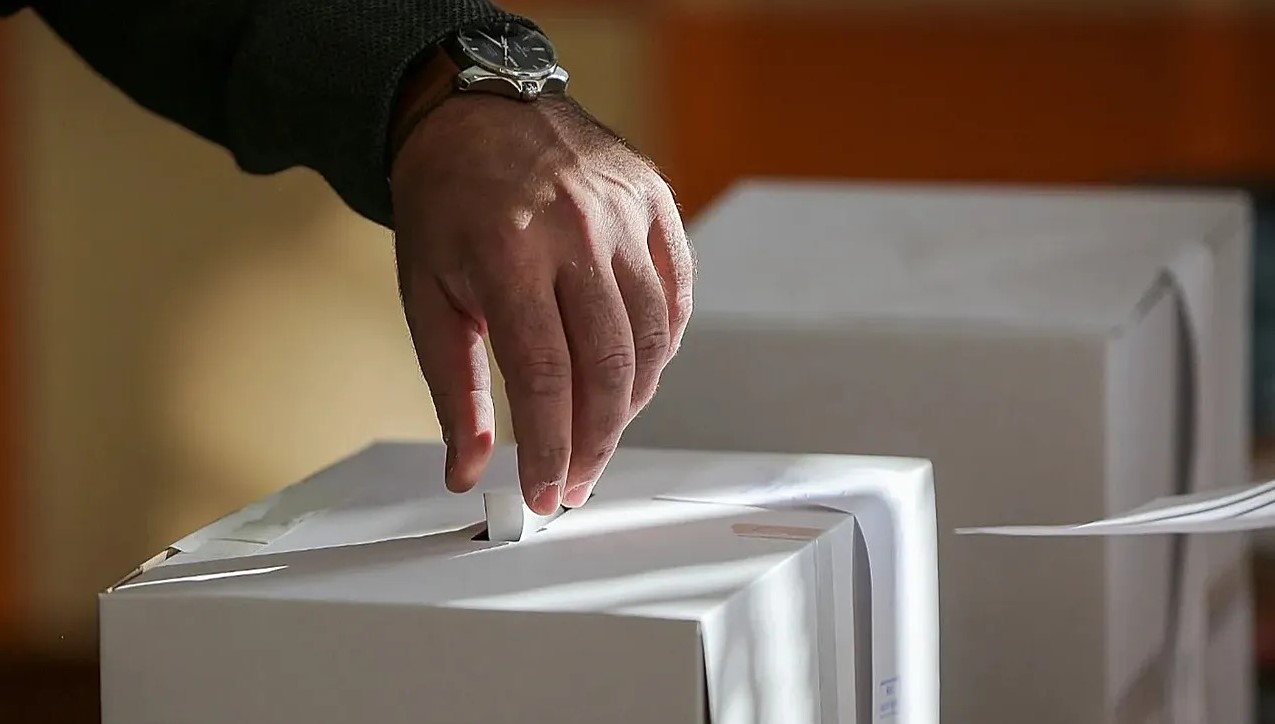 Μαύρη Κυριακή στις γαλλικές κάλπες: Τρεις θάνατοι σκιάζουν την εκλογική διαδικασία