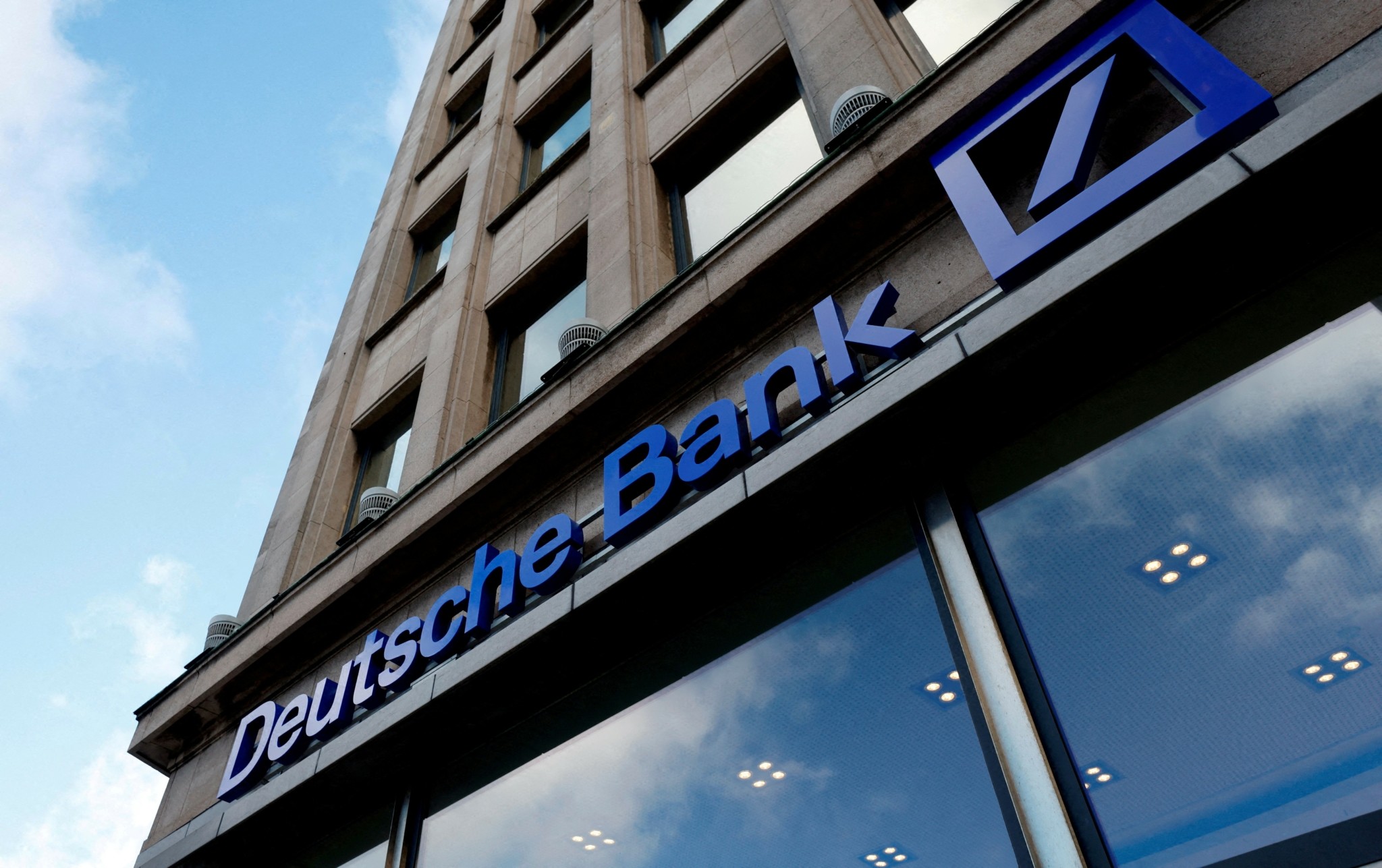 Deutsche Bank: Στο «μικροσκόπιο» των αρχών για ξέπλυμα χρήματος – Οι έφοδοι σε Φρανκφούρτη και Βερολίνο