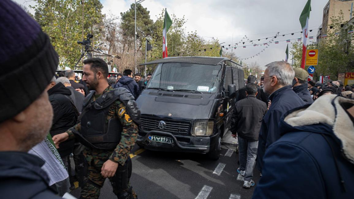 Το Ιράν προσπαθεί να αποκλιμακώσει την ένταση με τις ΗΠΑ, στέλνοντας μηνύματα στον Τραμπ και συνεχίζει τις συλλήψεις