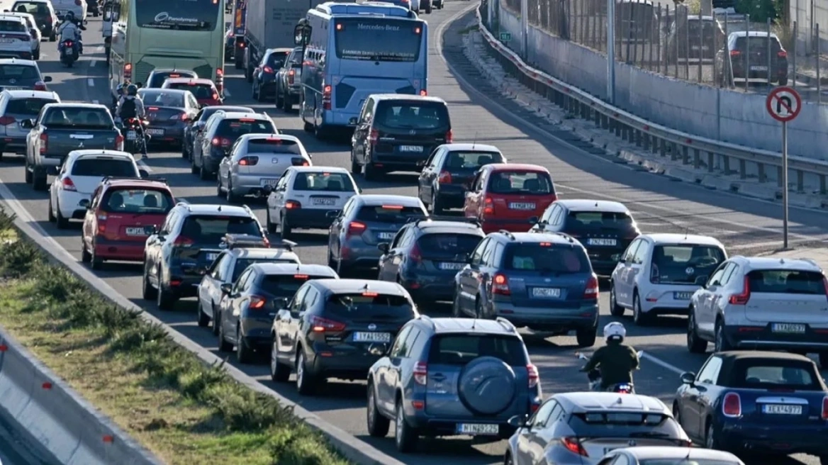 Κίνηση στην Αττική: Μεγάλο μποτιλιάρισμα στον Κηφισό, καθυστερήσεις στην Αττική Οδό και προβλήματα στο κέντρο