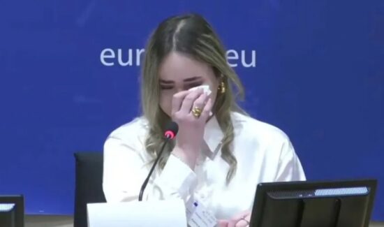 Γυναικοκτονία στο Μενίδι: Συγκλονιστική ομιλία της κόρης του θύματος στο Ευρωκοινοβούλιο «Αφέθηκε εκεί για ώρες με το μαχαίρι στην κοιλιά»