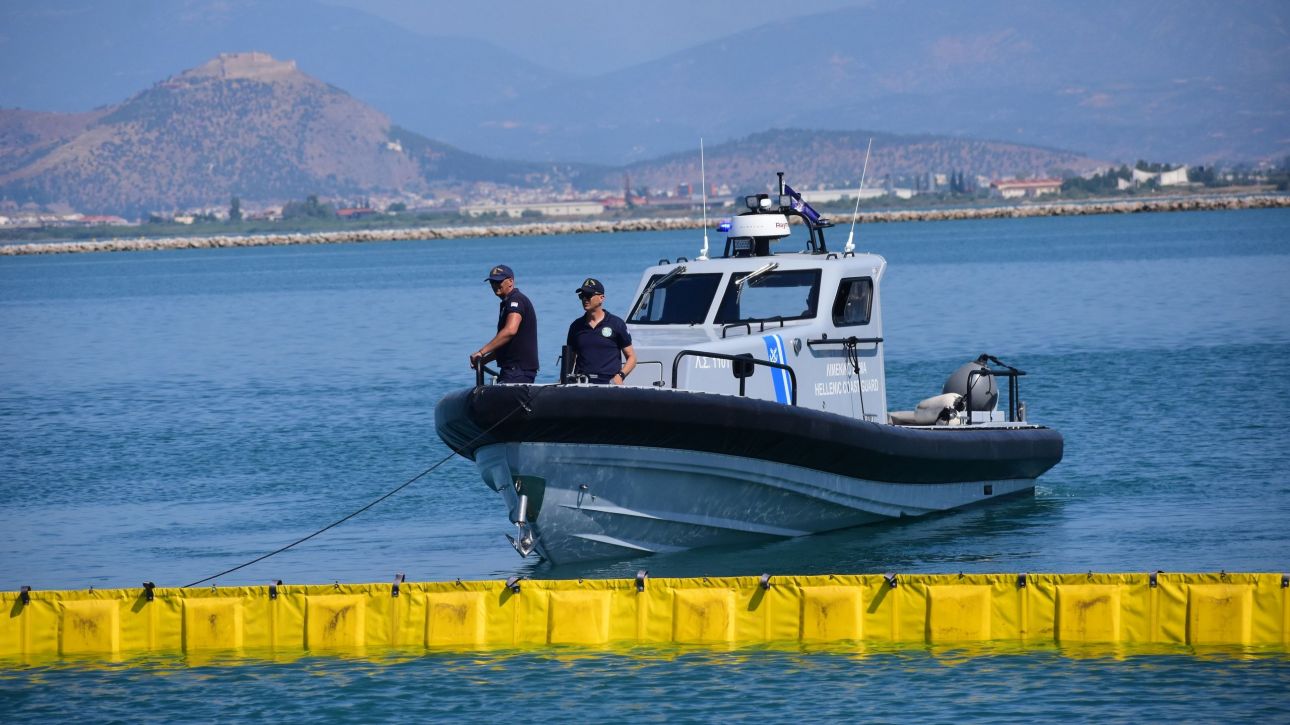 Φωτιά σε αλιευτικό ανοιχτά της Σαμοθράκης – Ασφαλείς οι επιβαίνοντες, στο λιμάνι της Αλεξανδρούπολης το σκάφος