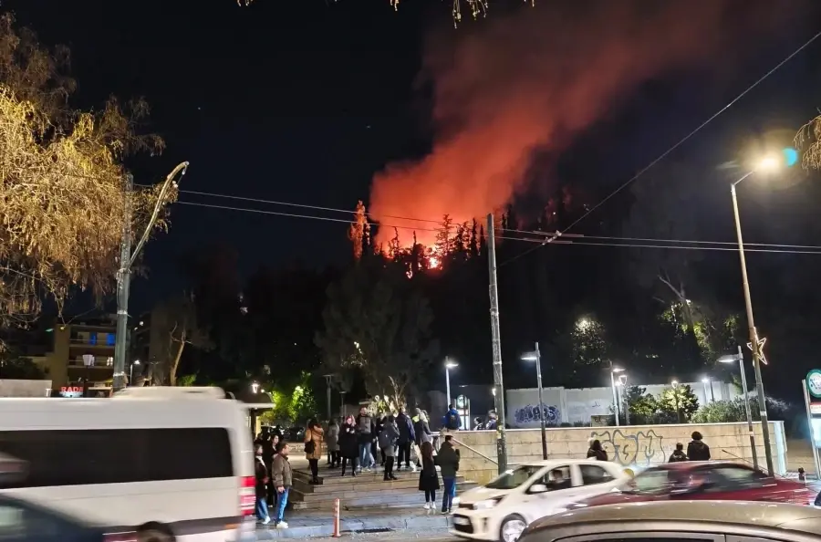 Νέος Κόσμος: 12 πυροσβέστες έθεσαν υπό έλεγχο την πυρκαγιά στον λόφο Κυνοσάργους