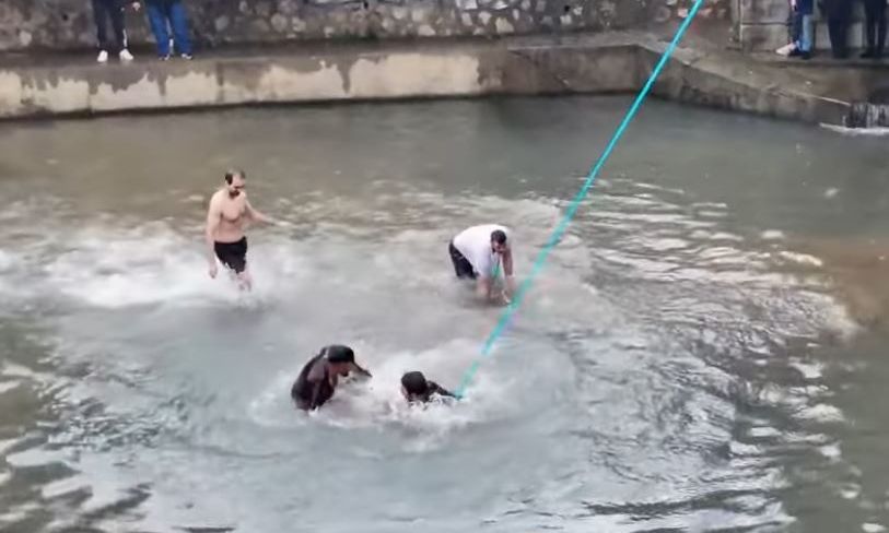 «Όχι έτσι, παιδιά»: Παρέμβαση Μητροπολίτη σε επεισόδιο στα Θεοφάνια στα Τρίκαλα