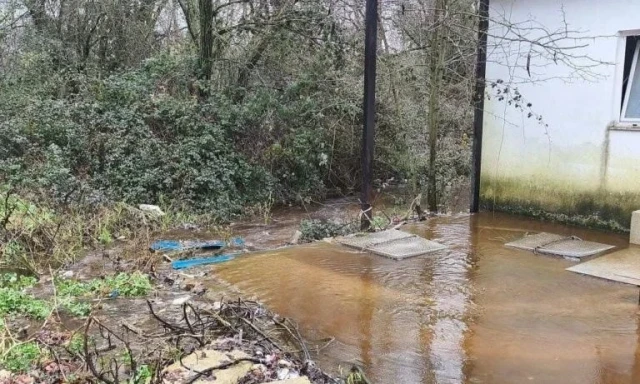 Υγειονομική βόμβα στα Ιωάννινα: Ανεπεξέργαστα λύματα ρέουν προς τη λίμνη