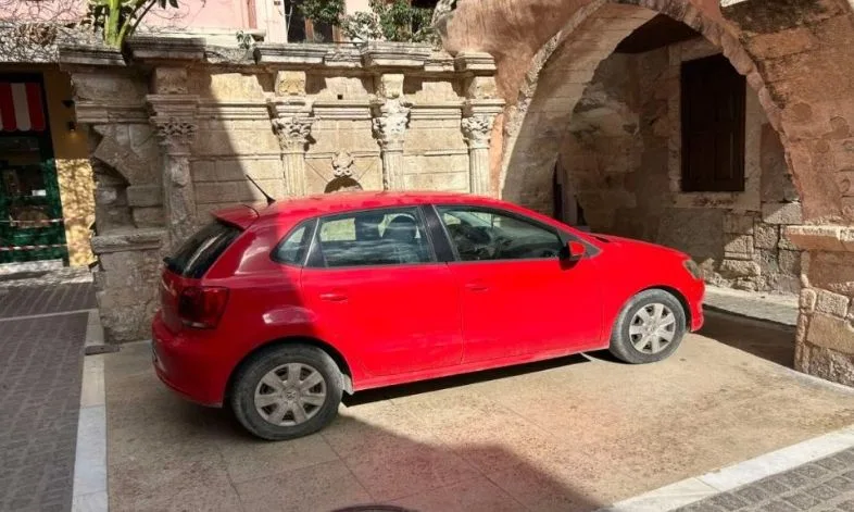 Απαράδεκτη εικόνα στο Ρέθυμνο: ΙΧ παρκαρισμένο μπροστά στο εμβληματικό μνημείο στην παλιά πόλη