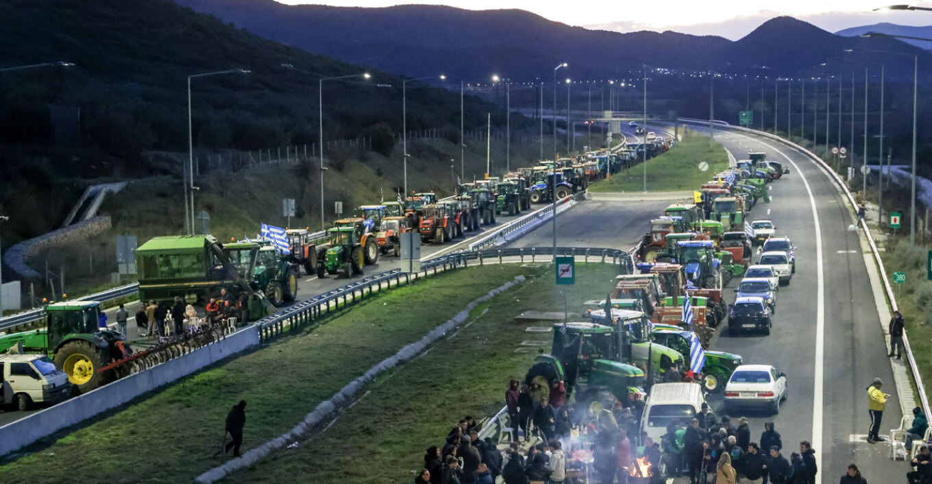 Σήμα αποκλιμάκωσης από τους αγρότες πριν τον διάλογο με την κυβέρνηση – Ανοίγουν βασικοί οδικοί άξονες