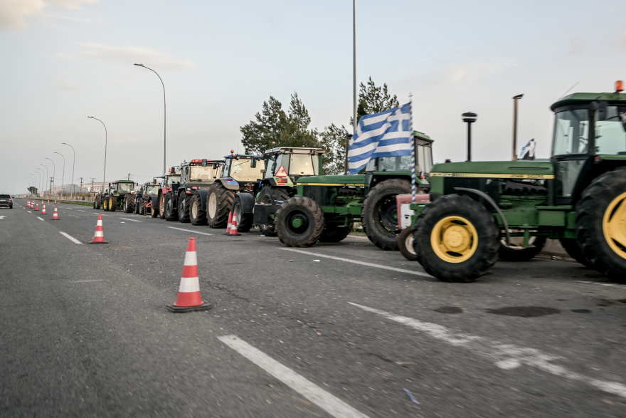 Αγρότες «κλειδώνουν» τους δρόμους: 48ωρος αποκλεισμός και παρακαμπτήριες στο στόχαστρο