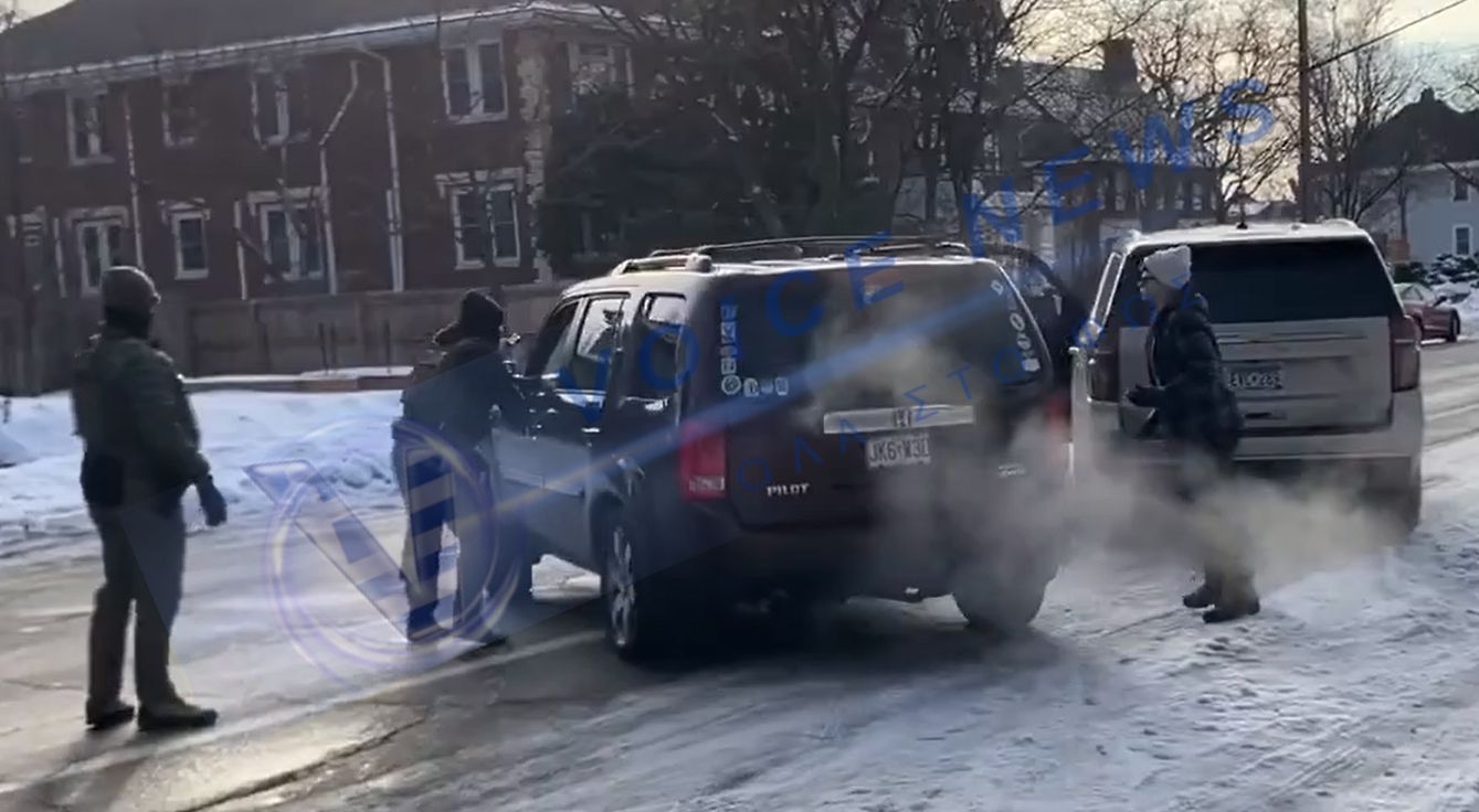 (Σκληρό Βίντεο) Θανάσιμα πυρά πρακτόρων της ICE σε επιχείρηση στα προάστια της Μινεάπολης, νεκρή 37χρονη γυναίκα