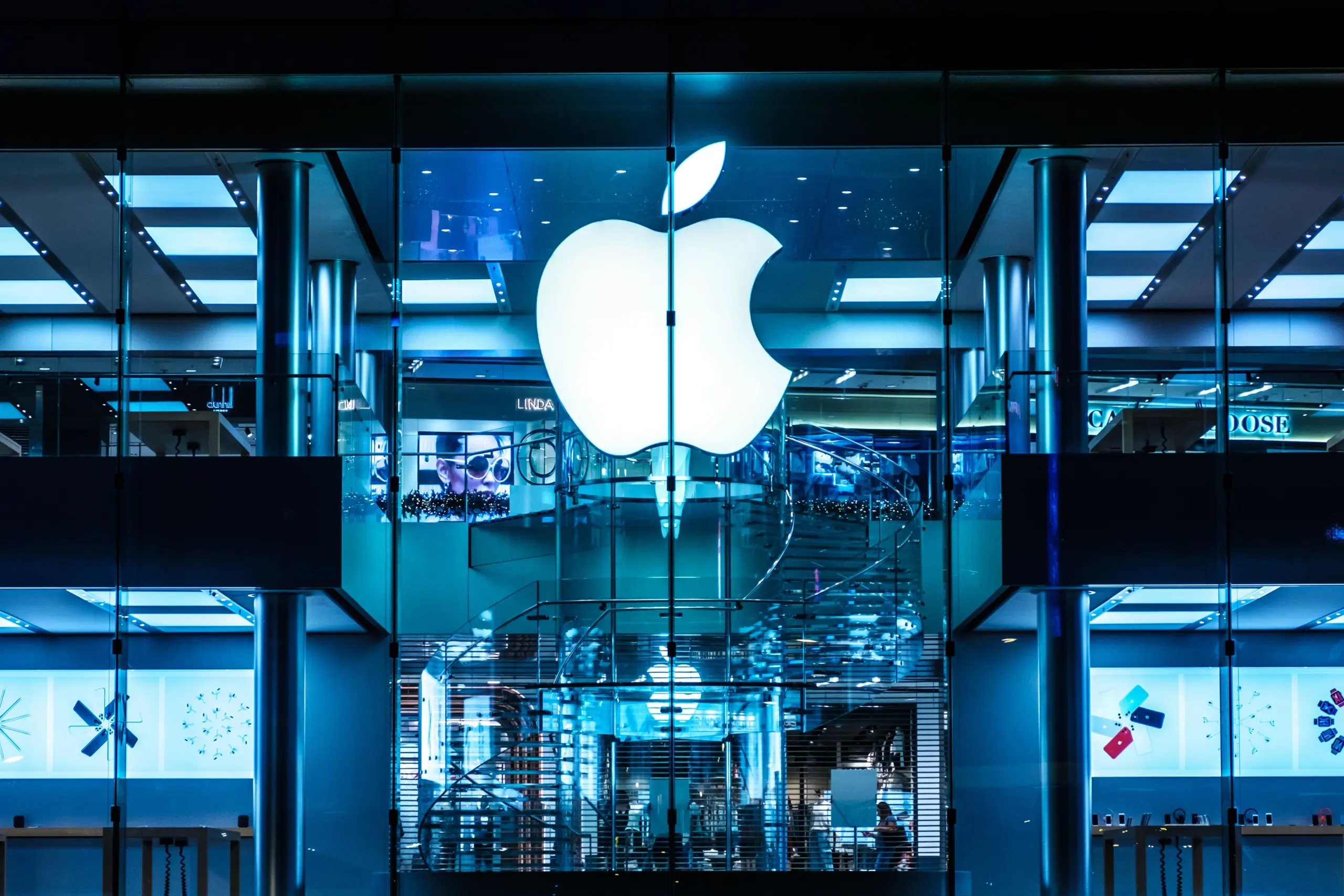 Η Apple ετοιμάζει AI καρφίτσα για να μη μείνει πίσω στην κούρσα της τεχνητής νοημοσύνης