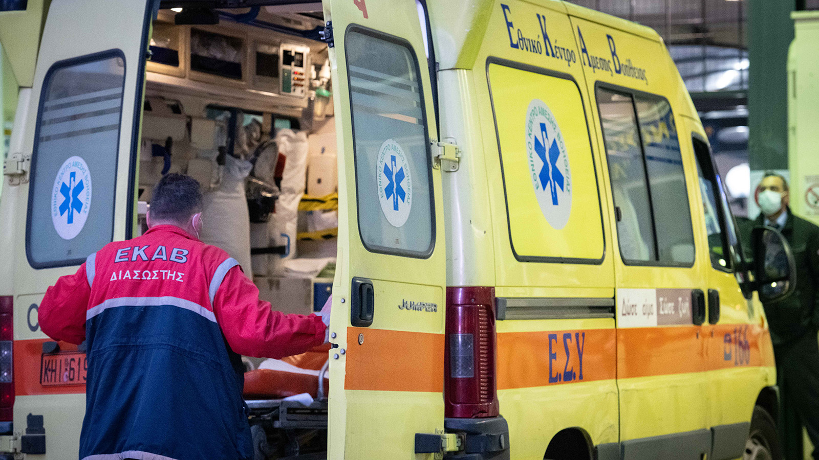 Ανατροπή νταλίκας μετά από σύγκρουση με ΙΧ