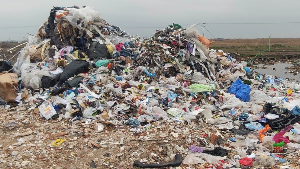 Θεσσαλονίκη: Κύκλωμα παράνομης απόρριψης μπαζών σε χωράφι – Έξι συλλήψεις για περιβαλλοντικό έγκλημα