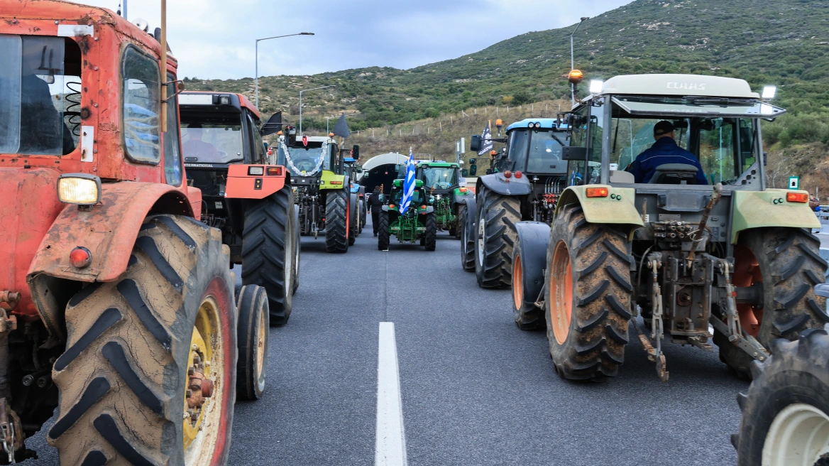 Αγρότες σε θέσεις μάχης: Έκλεισαν την αερογέφυρα στη Νίκαια – Ανοιχτά τα μπλόκα στα Θεοφάνια, κορύφωση κινητοποιήσεων!