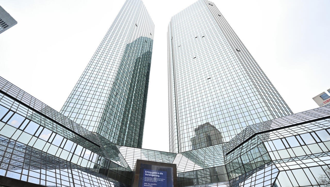 Έφοδος στα κεντρικά της Deutsche Bank: Έρευνα για ξέπλυμα μαύρου χρήματος με εμπλοκή Αμπράμοβιτς