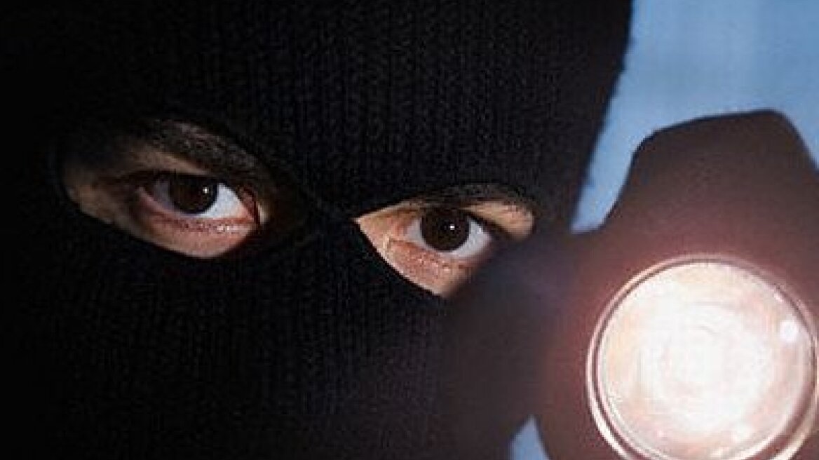 Περιστέρι: Νεαροί διαρρήκτες «σάρωσαν» καταστήματα και οχήματα μέσα σε λίγα λεπτά – Έσπασαν τζαμαρία με καπάκι φρεατίου