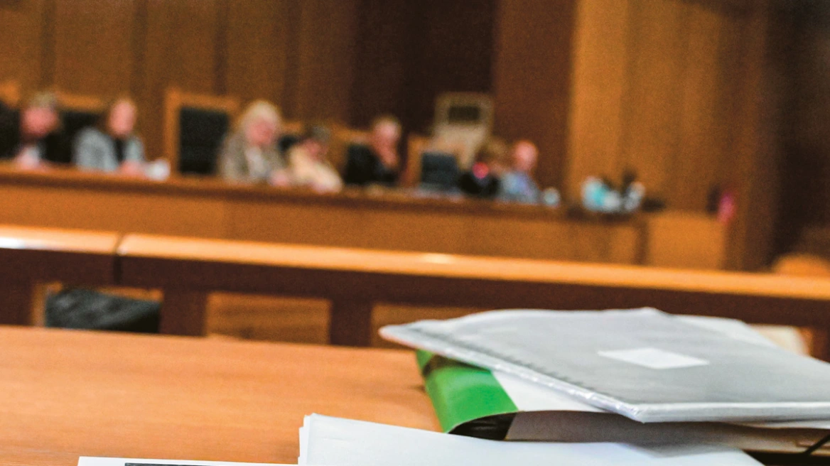 Δικηγόρος «μαϊμού» εξαπατούσε πολίτες με πλαστές δικαστικές αποφάσεις – Όλη η δικογραφία