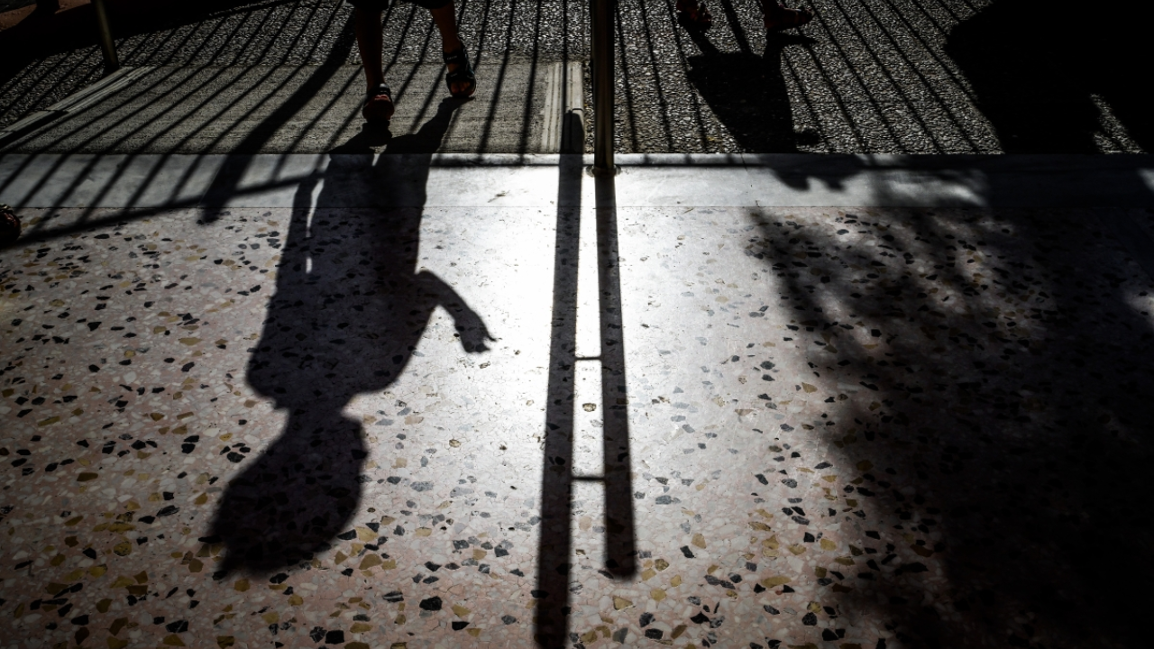 ΠΑΙΔΙΚΗ ΦΤΩΧΕΙΑ ΣΤΗΝ ΕΛΛΑΔΑ: ΥΨΗΛΑ ΠΟΣΟΣΤΑ ΚΑΙ ΜΕΓΑΛΕΣ ΑΝΙΣΟΤΗΤΕΣ ΜΕΤΑΞΥ ΠΕΡΙΦΕΡΕΙΩΝ