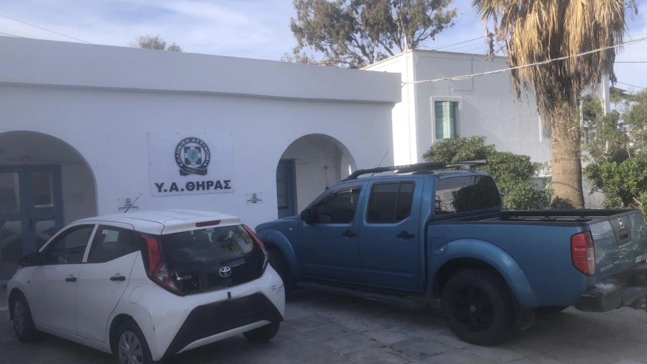 Τρεις ανήλικοι κλέβουν όχημα και προκαλούν τροχαίο στη Σαντορίνη