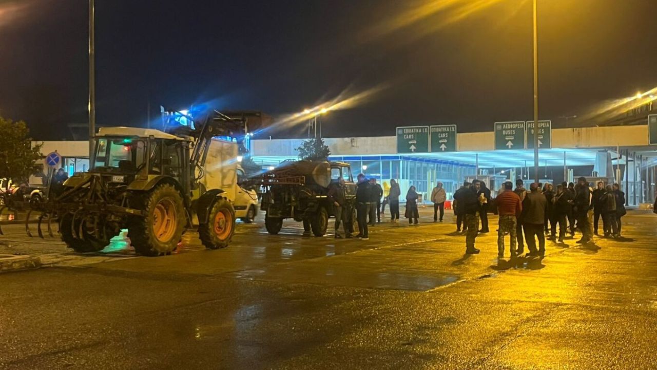 Αγροτικά μπλόκα «φρενάρουν» τα φορτηγά σε Ευζώνους και Προμαχώνα – Κανονικά η διέλευση στο τελωνείο Νίκης