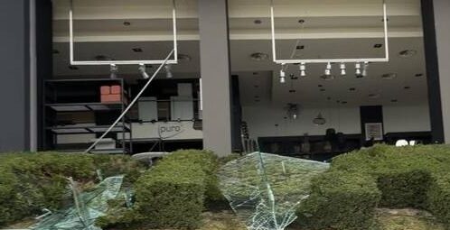 Κακοκαιρία στην Πάτρα: Ο αέρας «σάρωσε» πρόσοψη καταστήματος – Μεγάλες καταστροφές