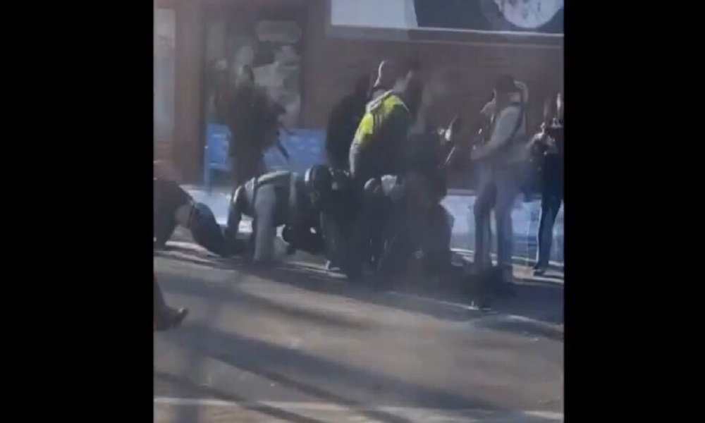 Φλέγεται η Μινεσότα! “Πυροβολισμοί με ομοσπονδιακούς” και ανοιχτή σύγκρουση Κυβερνήτη–Τραμπ (ΒΙΝΤΕΟ)