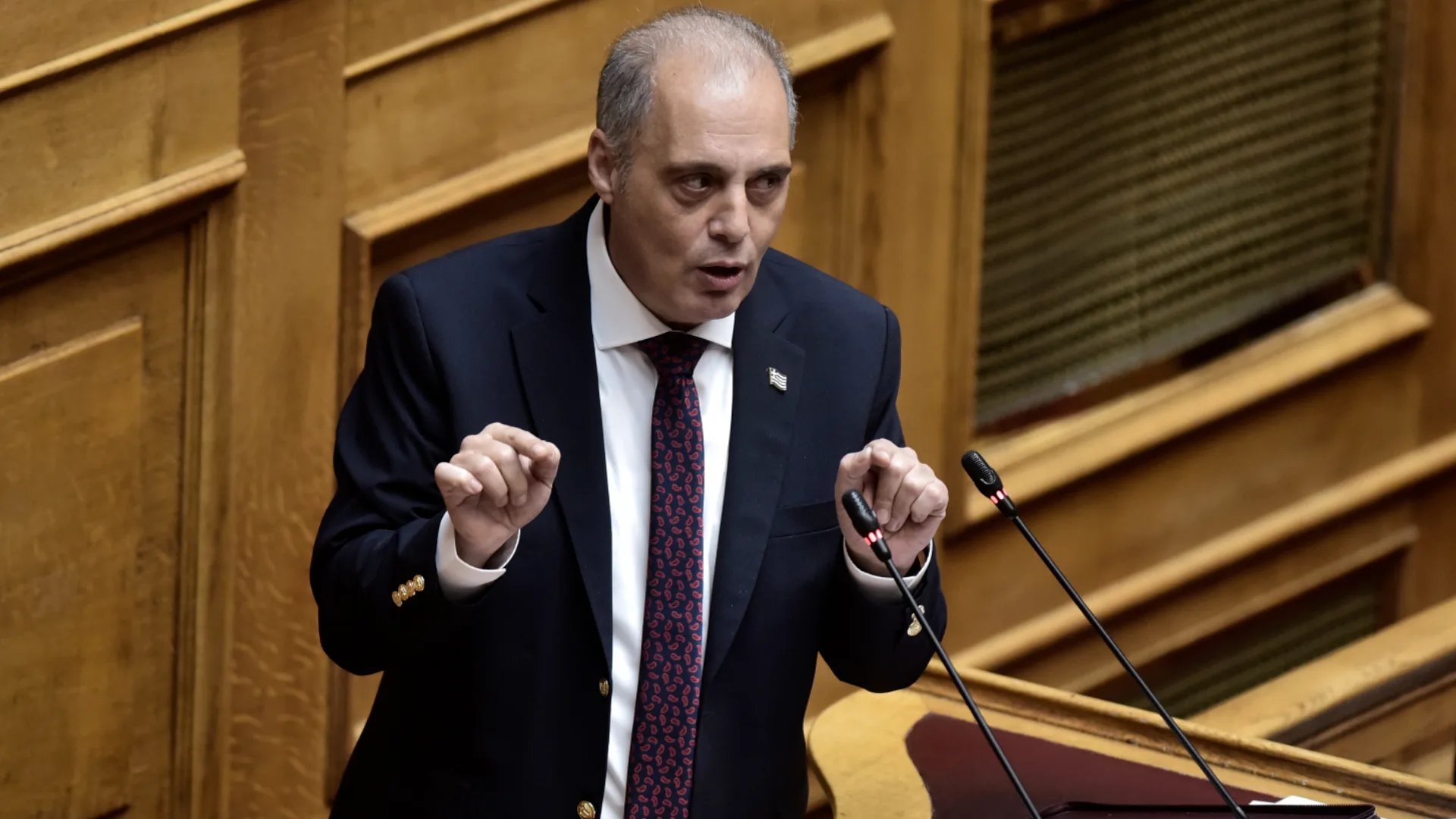 ΠΑΡΕΜΒΑΣΗ – ΦΩΤΙΑ ΒΕΛΟΠΟΥΛΟΥ ΣΤΗ ΒΟΥΛΗ ΤΕΤΑΡΤΗ 9/9 ΣΤΙΣ 11 ΤΟ ΠΡΩΙ: ΣΤΡΙΜΩΧΝΕΙ ΑΓΡΙΑ ΤΟ ΜΕΓΑΡΟ ΜΑΞΙΜΟΥ!